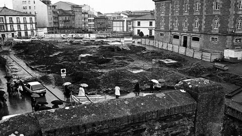 Trabajos de excavación en la Praza de Ferrol
