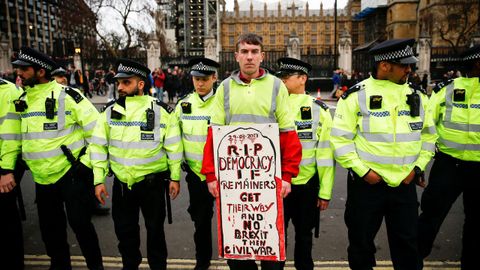 Un activista a favor del  brexit  protesta frente al Parlamento de Westminster