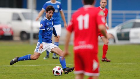Pinin Vetusta Amorebieta Requexon.Pinín golpea un balón durante el encuentro frente al Amorebieta