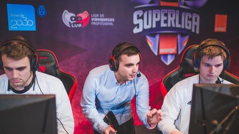 El asturiano Pablo Marhoder Menndez dando instrucciones a dos jugadores de League of Legends durante un torneo