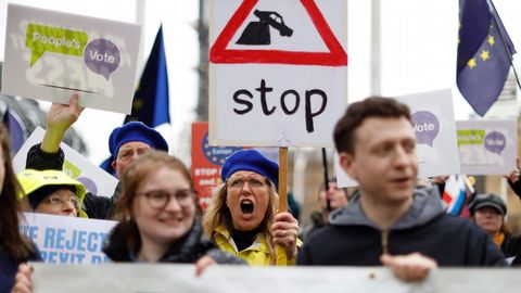Activistas antibrexit protesta en las puertas del Parlamento britnico