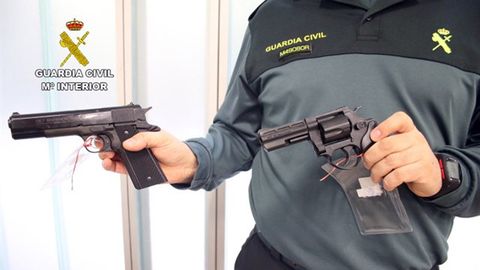 Un guardia civil muestra dos armas cortas