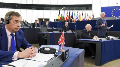 El negociador de la UE para el brexit, Michel Barnier, en presencia del eurodiputado britnico Nigel Farage