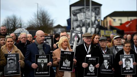 Familias de las víctimas del Domingo Sangriento reunidas en una protesta en Londonderry, Irlanda del Norte