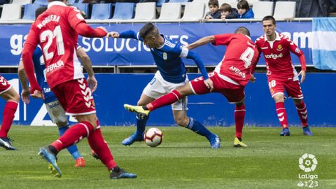 Saul Berjon Fali Real Oviedo Nastic Carlos Tartiere.Saúl Berjón lucha con Fali por un balón