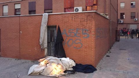 Imagen de la zona del Pozo del To Raimundo, en Madrid, donde varias personas acumularon objetos para protestar frente a la casa del presunto autor de la muerte de un convecino