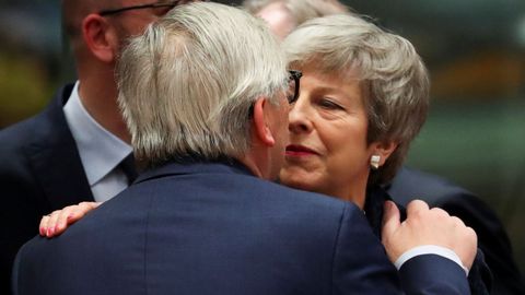 Juncker saluda a Theresa May a su llegada al primer día del Consejo Europeo en Bruselas