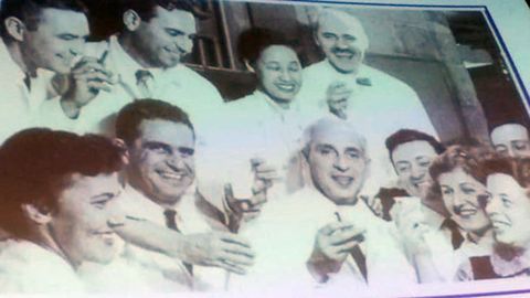 Severo Ochoa celebrando con sus compañeros el telegrama llegado de Estocolmo anunciando el Nobel en 1959