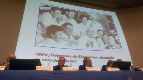 Francisco del Busto y Severo Ochoa, debajo de la imagen de Severo Ochoa brindando con su equipo tras recibir el telegrama que le notifica el Nobel