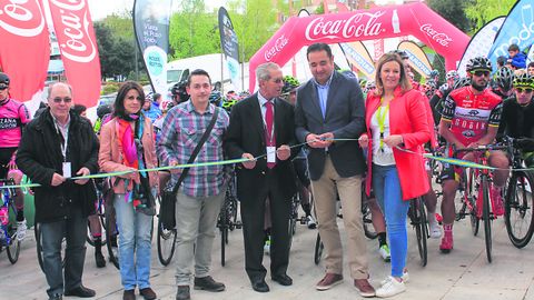 Corte de cinta de una etapa de la Vuelta a Espaa con Cristina lvarez a la derecha
