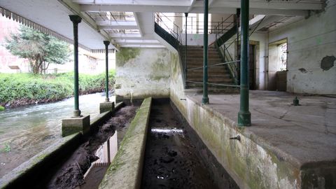 Las dos filas de pilones permitían lavar en función del caudal del río; hoy están llenos de lodo