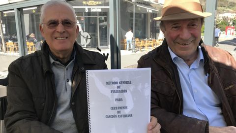 Arsenio Fernndez-Nespral y Luis Estrada muestran el Mtodo de Evaluacin para Certmenes de Cancin Asturiana