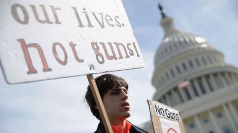 Un estudiante se manifiesta durante una concentracin por el control de armas, en Washington