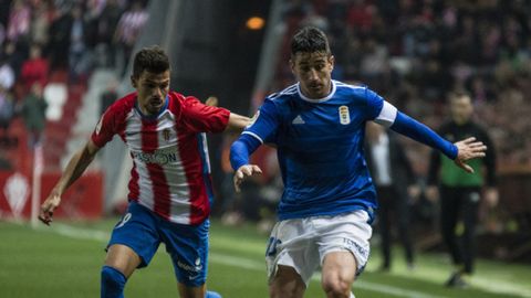 Saul Berjon Geraldes Sporting Real Oviedo El Molinon.Saúl lucha por un esférico con Geraldes