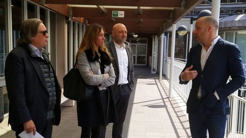López-Asenjo, a la izquierda, y Ángela Pumariega, con directivos del Club Santa Olaya