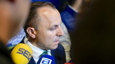 Fernando Corral atendiendo a los medios de comunicación