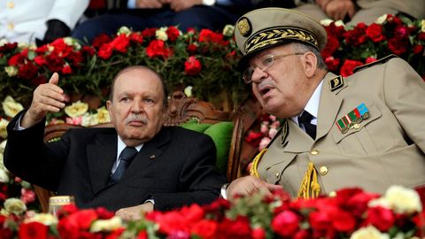 Buteflika y el general Ahmed Gaïd Salah en un acto militar en junio del 2012