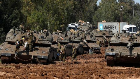 Soldados israeles montan guardia junto a carros de combate cerca de la Franja de Gaza