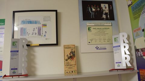 El rincón de los reconocimientos, con los premios europeos de la Semana Europea de Prevención de Residuos, un dibujo de la escuela de Mozambique en la que realizaron una instalación eléctrica o el segundo premio recibido en Budapest en 2015