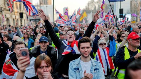 Manifestantes pro «brexit» ondearon ayer banderas en las calles de Londres