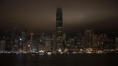 Aspecto del «sky line» de Hong Kong, mucho menos luminoso de lo habitual