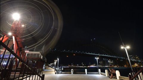El puerto australiano de Sydney, con el puente y la ópera al fondo en pleno apagón