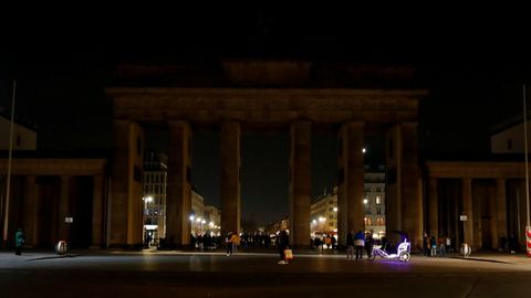 La berlinesa puerta de Brandemburgo, con su iluminación apagada
