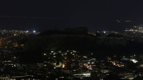 La Acrópolis, presidiendo la ciudad de Atenas en la penumbra