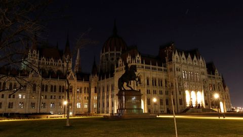 La sede del Parlamento húngaro, en Budapest, en una imagen inusual con toda la iluminación eléctrica del edificio desactivada