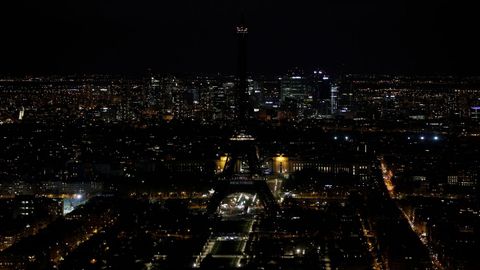 Imagen de un París desconocido, con la luz de su torre Eiffel desconectada