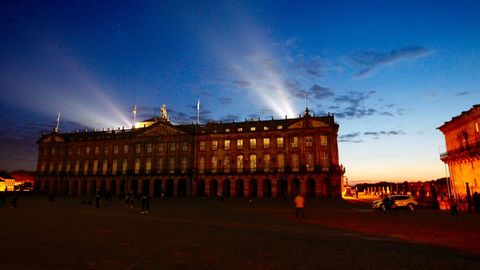 El pazo de Raxoi, con la iluminación artificial desconectada