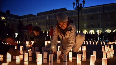 Encendido de velas solidarias en la coruñesa plaza de María Pita, siguiendo la iniciativa de la «Hora del planeta» contra el cambio climático