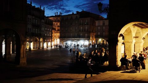Edificios y monumentos públicos municipales de la plaza Maior de Ourense, sin iluminación