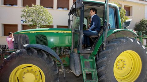 Albert Rivera se sube a un tractor en Guadalajara
