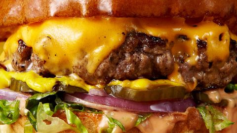 Detalle de una hamburguesa, plato tpico de la dieta hipercalrica y la comida rpida