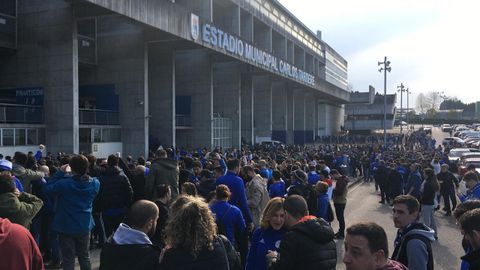 Aficionados del Real Oviedo durante la protesta