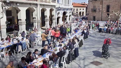 La multitudinaria comida de confraternizacin en las calles del Casco Antiguo de Avils por la festividad del Bollo