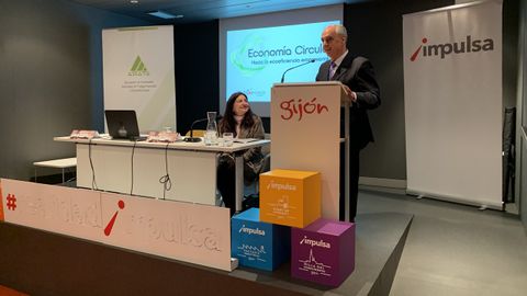 Emilio Cerd junto con Amelia Bilbao en la primera Jornada sobre Economa Circular organizada por ASATA