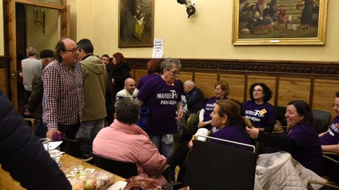 Encerrados de la Plataforma por el Plan de Vías en el Ayuntamiento de Gijón
