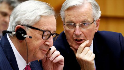 Juncker y el negociador del «brexit», Michel Barnier, durante su comparecencia ante la Eurocámara