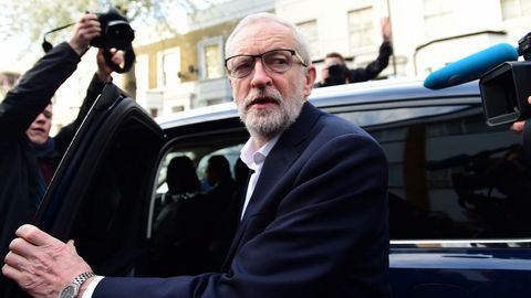Corbyn es rodeado por la prensa tras su reunión con May