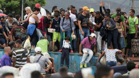 Un grupo de venezolanos, en la frontera entre Colombia y Venezuela