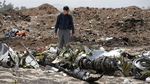 Uno de los investigadores aeronuticos, entre los restos de la aeronave siniestrada en Etiopa