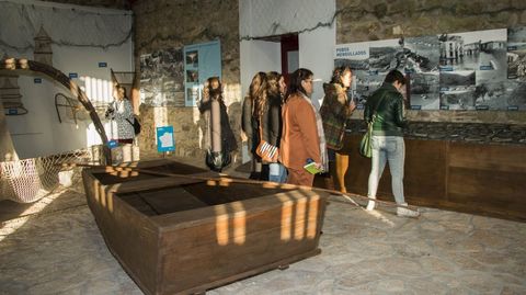 Un grupo de visitantes en una sala del museo Pazo de Arxeriz dedicado a la cultura fluvial de la Ribeira Sacra