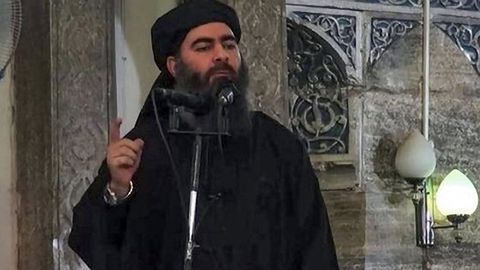 Captura de un vídeo difundido por el Estado Islámico en el que aparece Abu Bakr al Bagdadi