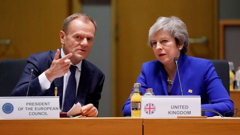 Theresa May conversa con Donald Tusk durante una reunión en Bruselas en noviembre del 2018