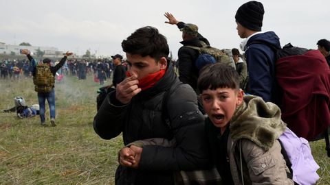 Un niño llora ante los gases lacrimógenos de la policía griega en la ciudad fronteriza de Diavata