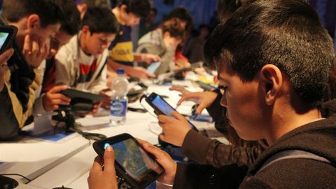 NIÑOS JUGANDO A VIDEOJUEGOS