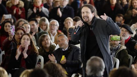 El secretario general de Podemos y candidato a la Presidencia del Gobierno, Pablo Iglesias, durante el acto que la formación morada ha celebrado hoy en el polideportivo La Camocha de Gijón