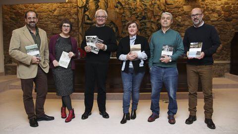 Freixanes (tercero pola esqueda), con algúns dos autores dos traballos